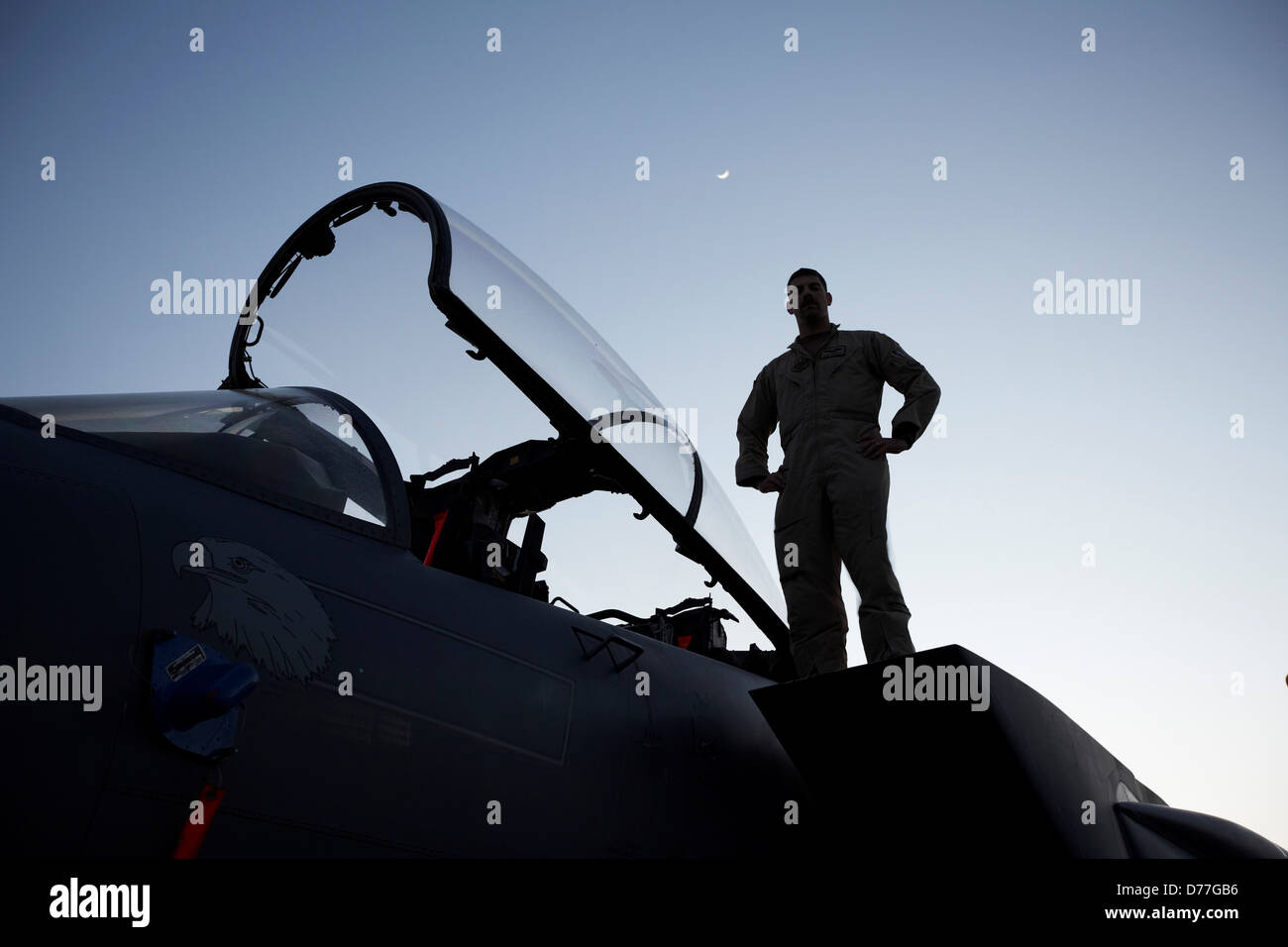 Afghanistan Bagram Bagram Airfield Silhouette United States Air Force F-15E Strike Eagle pilot stehende Spitze Nase f-15 durch Stockfoto
