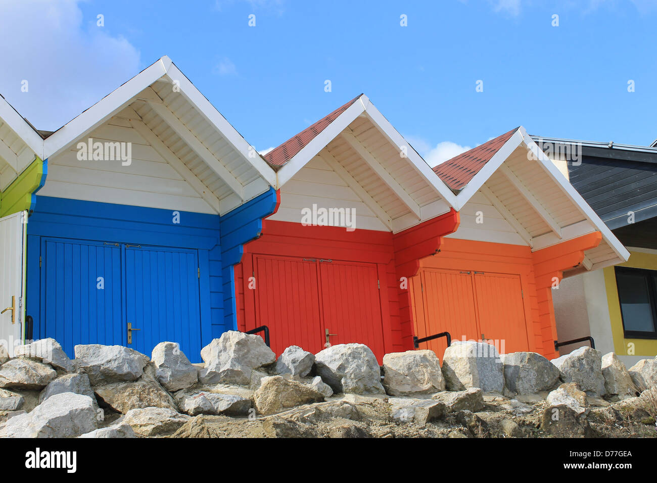Reihe von bunten Strand Hütten am Meer, Scarborough, England. Stockfoto