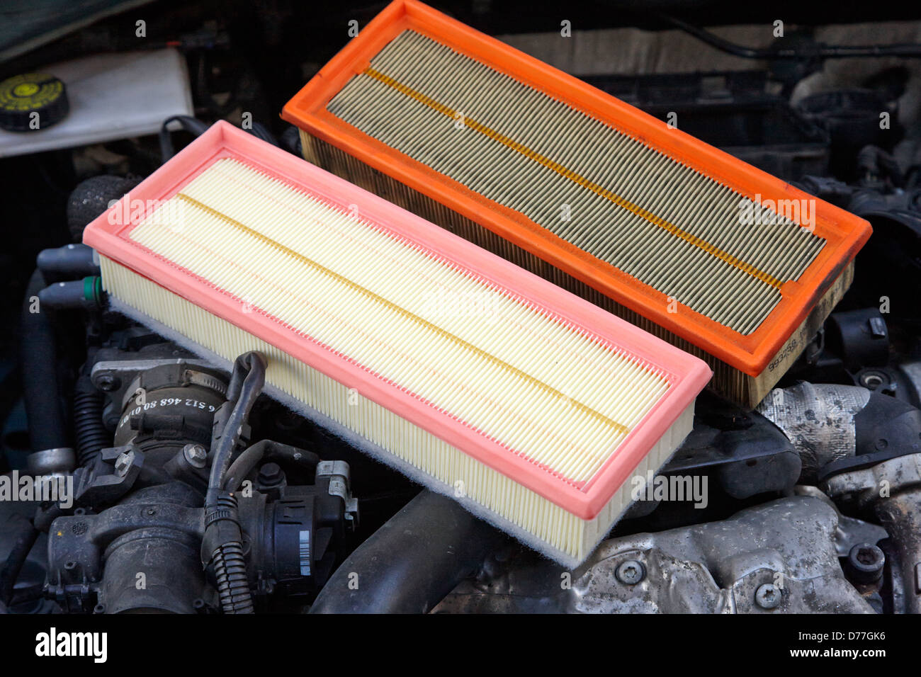 verschmutzter Luftfilter mit saubere neue Ersatzfilter in ein Auto  Motorraum Stockfotografie - Alamy