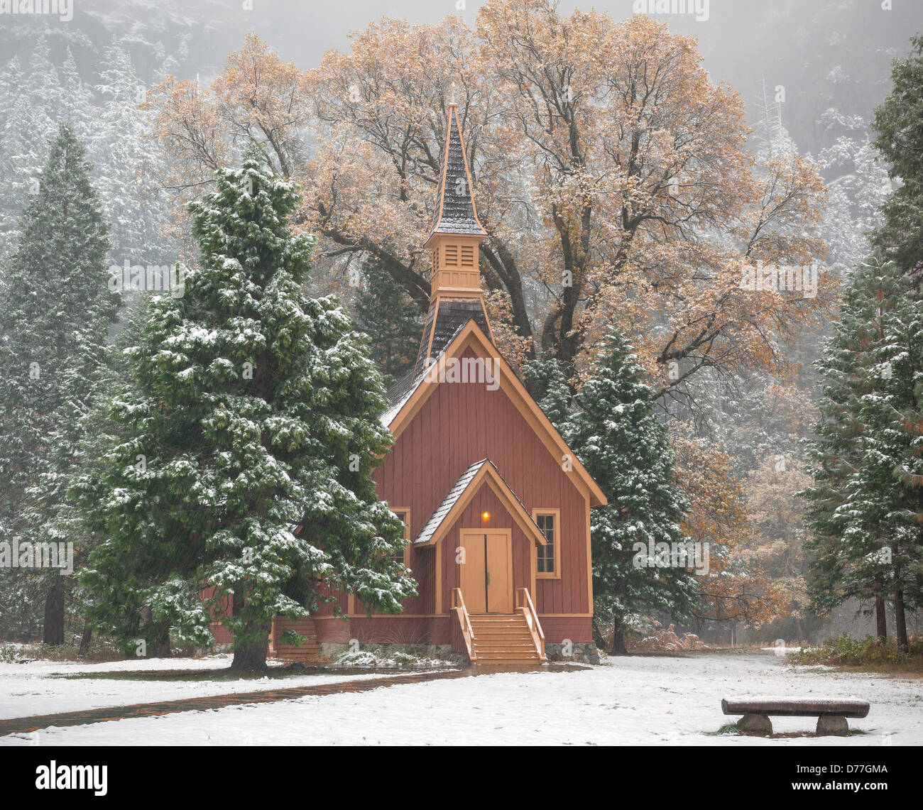 Yosemite Nationalpark, Kalifornien: Yosemite Valley Chapel (1879) mit Schnee fällt. Es ist das älteste Bauwerk im Yosemite Valley. Stockfoto