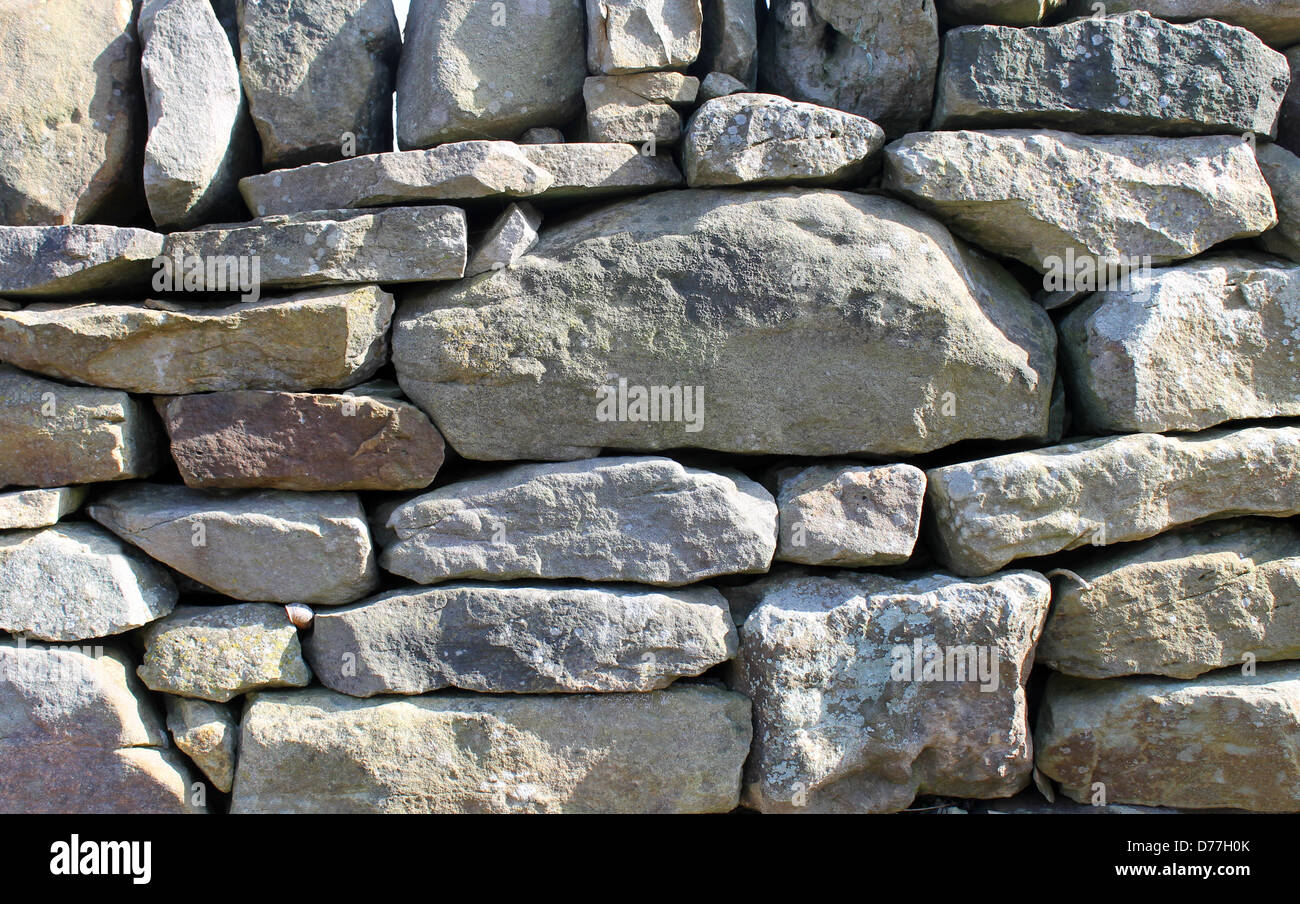 Nahaufnahme der traditionelle Trockenmauer in Landschaft. Stockfoto