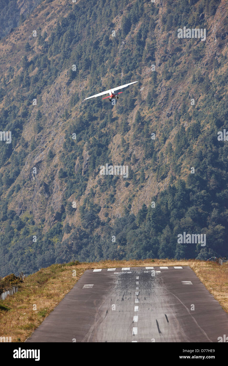 Nepal Khumbu Region Lukla Tenzing-Hillary Airport Twin-Turboprop-Flugzeuge ausziehen hinten anzeigen Stockfoto