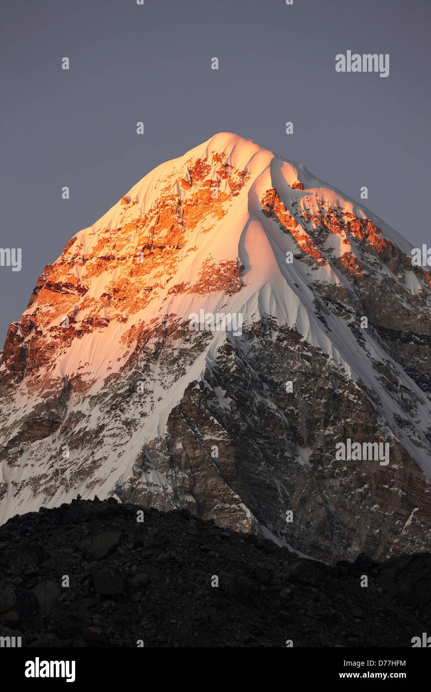 Nepal Himalaya Mahalangur Region Solukhumbu Bezirk Sonnenlicht auf Pumori Berggipfel Stockfoto