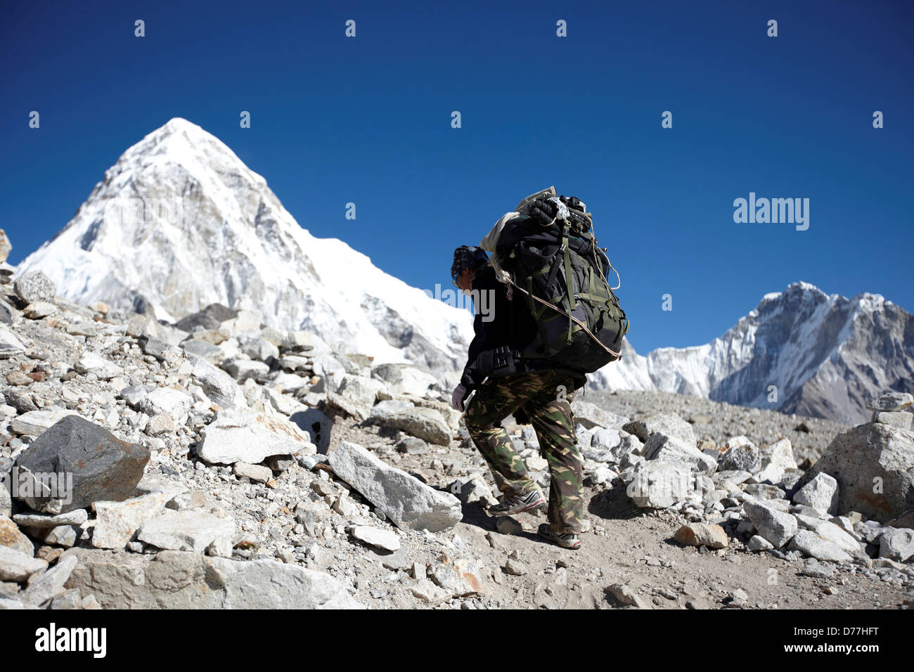 Nepal Himalaya Mahalangur Region Solukhumbu Bezirk Sherpa Porter Pumori Berggipfel Stockfoto