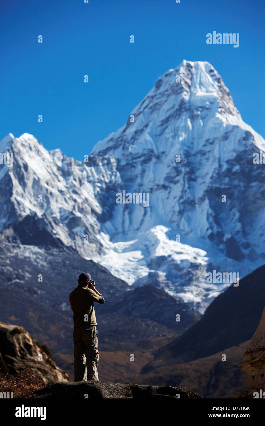 Nepal Himalaya Solukhumbu Bezirk Khumbu Trekker fotografieren Ama Dablam Berg Stockfoto