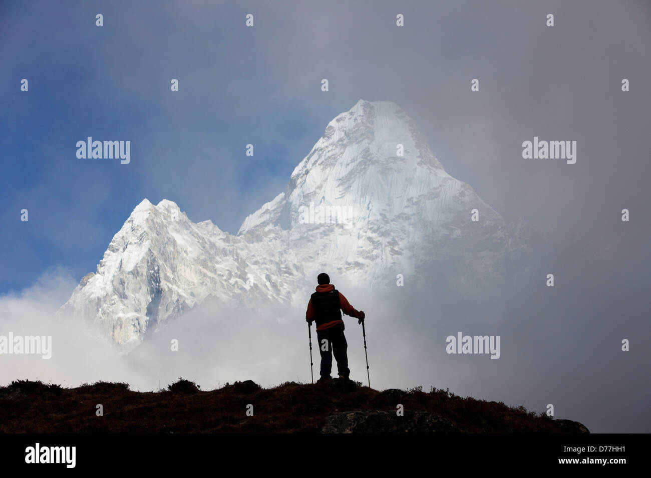 Nepal Himalaya Solukhumbu Bezirk Khumbu Silhouette Trekker mit Blick auf Ama Dablam Berg Stockfoto