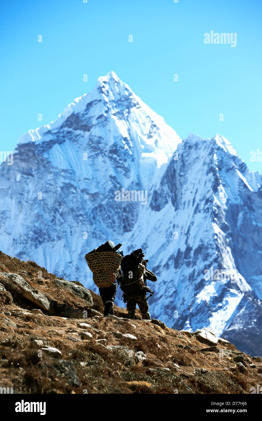 Nepal Himalaya Solukhumbu Bezirk Khumbu Sherpa Träger unter Ama Dablam Rückansicht Stockfoto