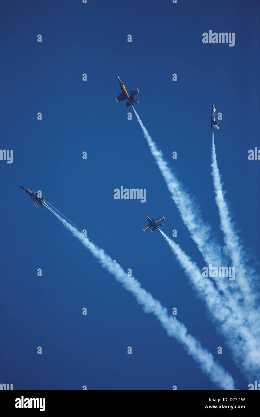 Vier blaue Engel Flugzeuge im Flug Fernblick Stockfoto