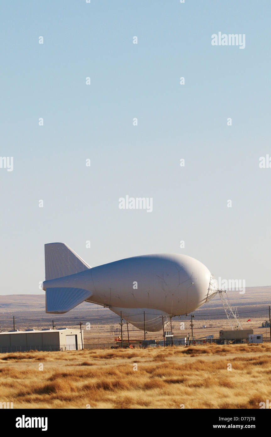 Teere oder angebunden Aerostat Radarsystem niedriger Höhe Überwachungssystem, das Aerostat Fesselballon als Radarplattform verwendet Stockfoto