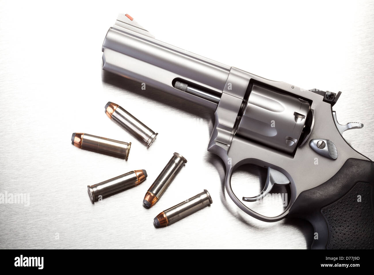 Pistole mit Kugeln auf der Stahloberfläche - moderne Revolver Pistole Stockfoto