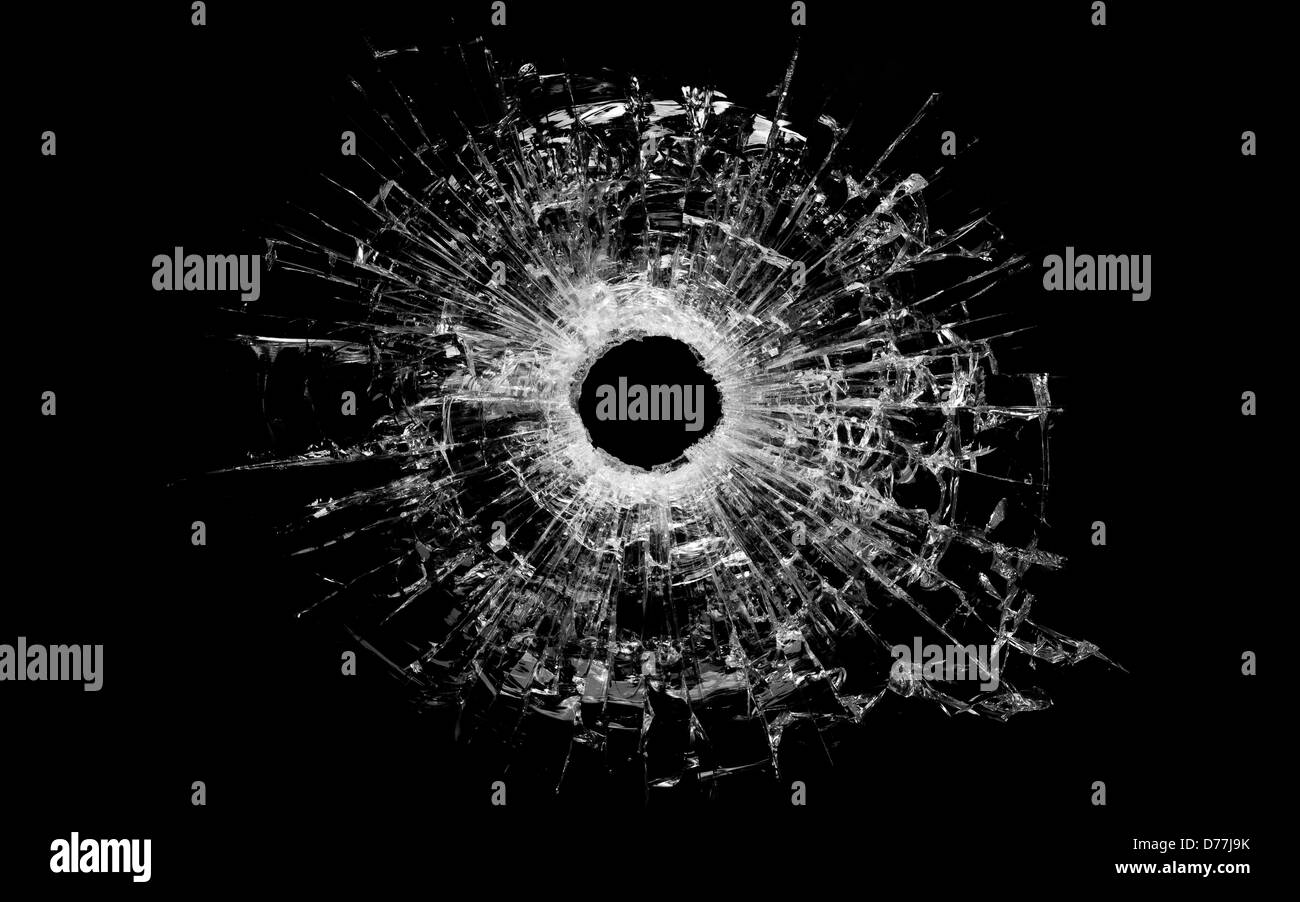 Einschussloch im Glas - echte Kugel Loch Closeup und isoliert auf schwarz Stockfoto