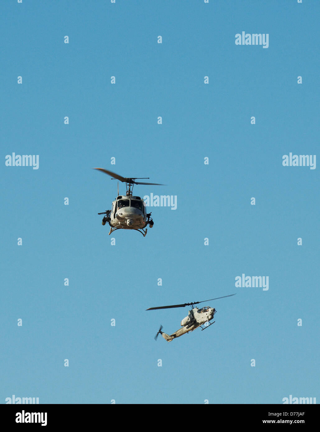 US Marine Corps UH-1N Iroquois Utility Helicopter ausgestattet Raketen Maschinengewehre Angriff mission Marinekorps AH-1W Pkw Stockfoto