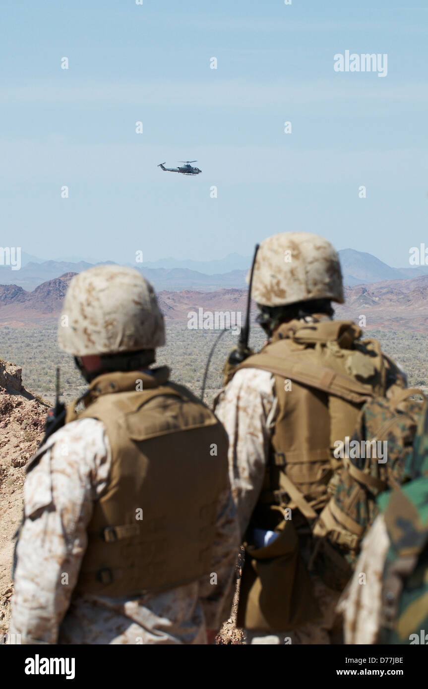 US-Marines auf Boden Regie Marinekorps AH-1W PKW während scharfer Munition schließen Luft Unterstützung Training Schokolade Berg Stockfoto