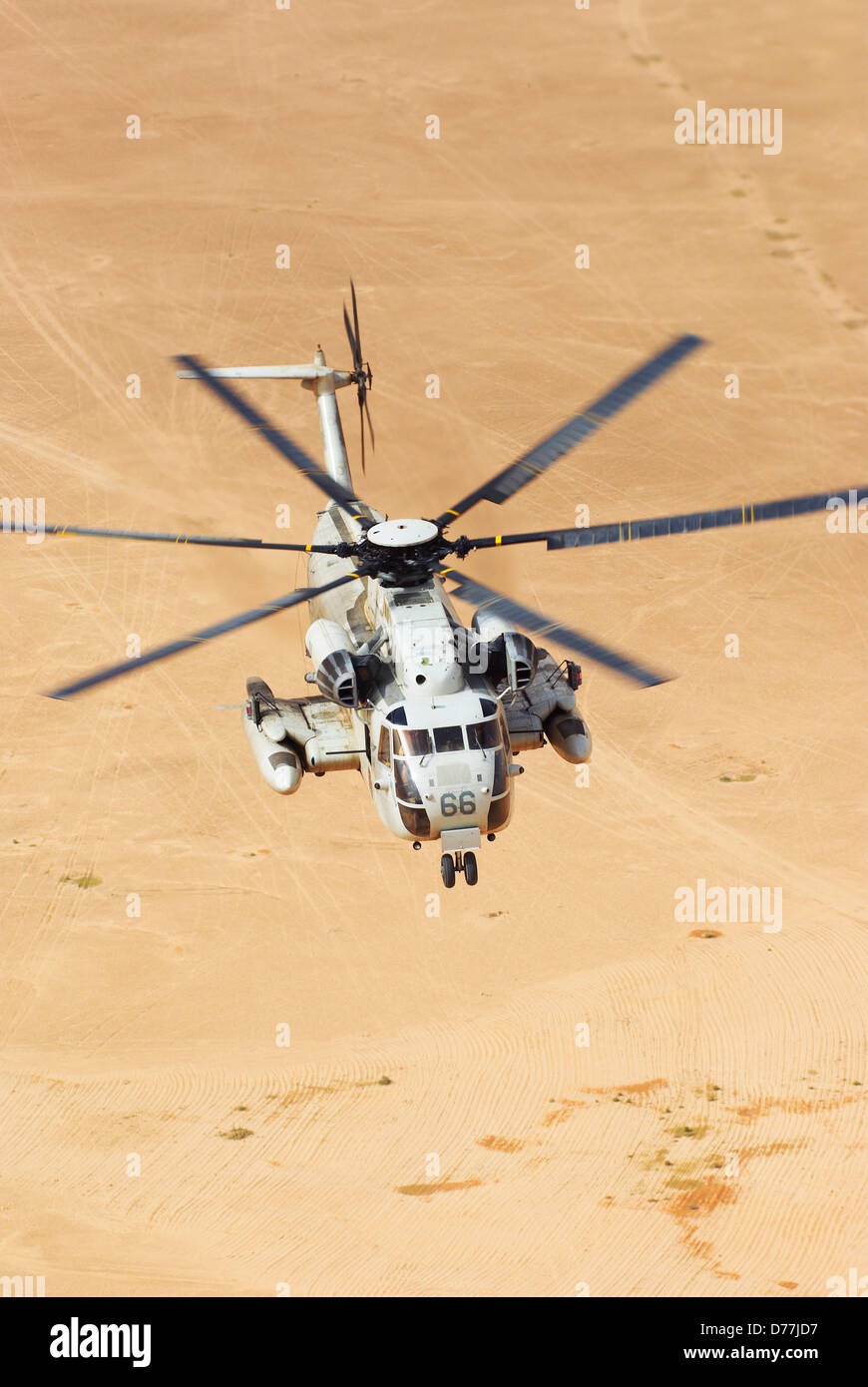 Luft-Luft sehen uns Marinekorps CH-53D Sea Stallion überfliegen Wüste westlichen Irak im Kampfeinsatz Stockfoto