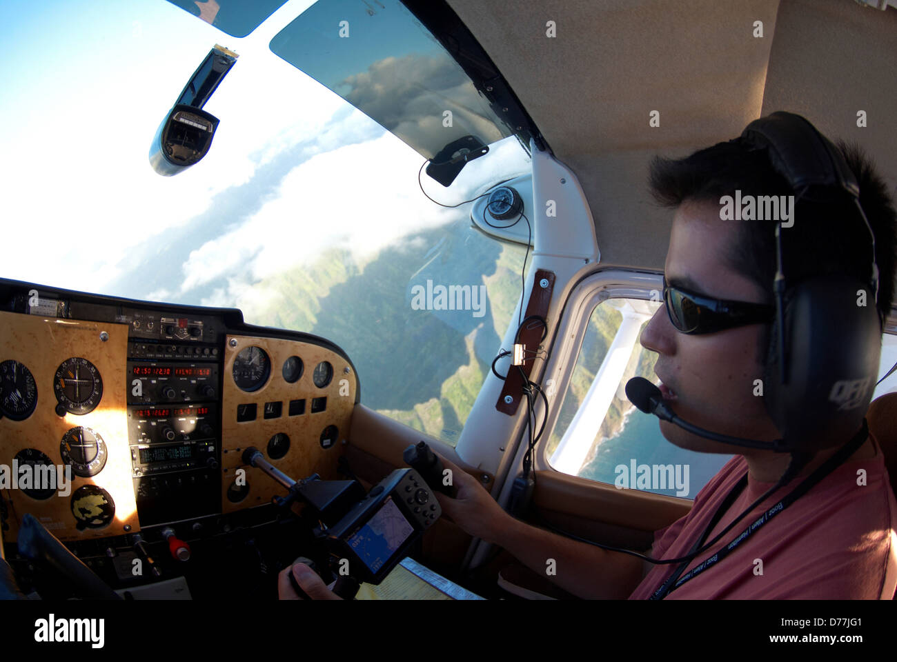 Piloten fliegen Cessna 172 leichte Flugzeug über Klippen Na Pali Küste Kauai Hawaii USA Stockfoto