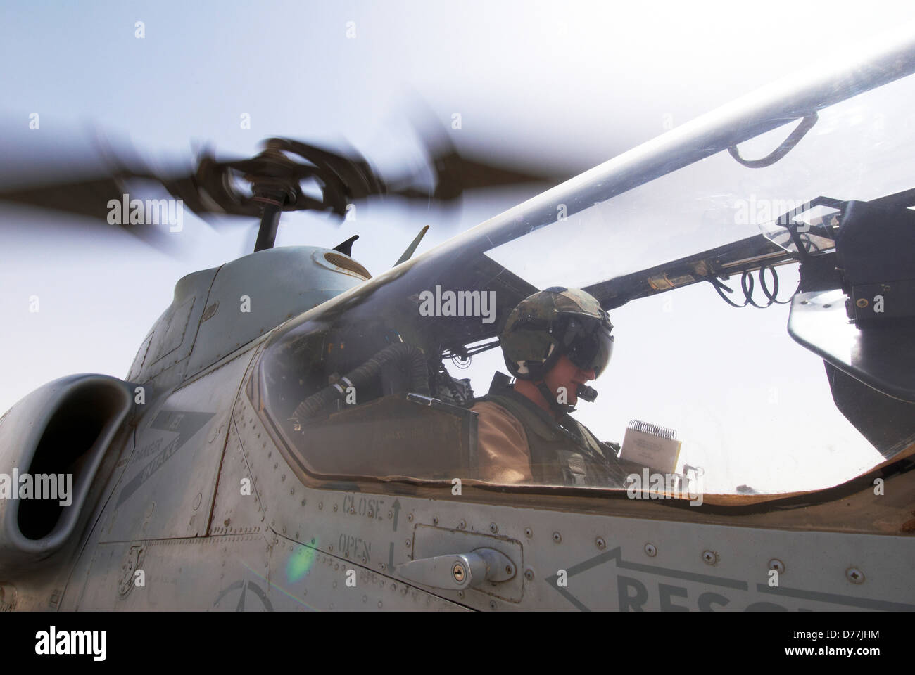 US Marinekorps Flieger bereitet Kampfhubschrauber AH-1W Pkw Marinekorps Al Asad Luftwaffenstützpunkt Al Anbar Provinz zu starten Stockfoto