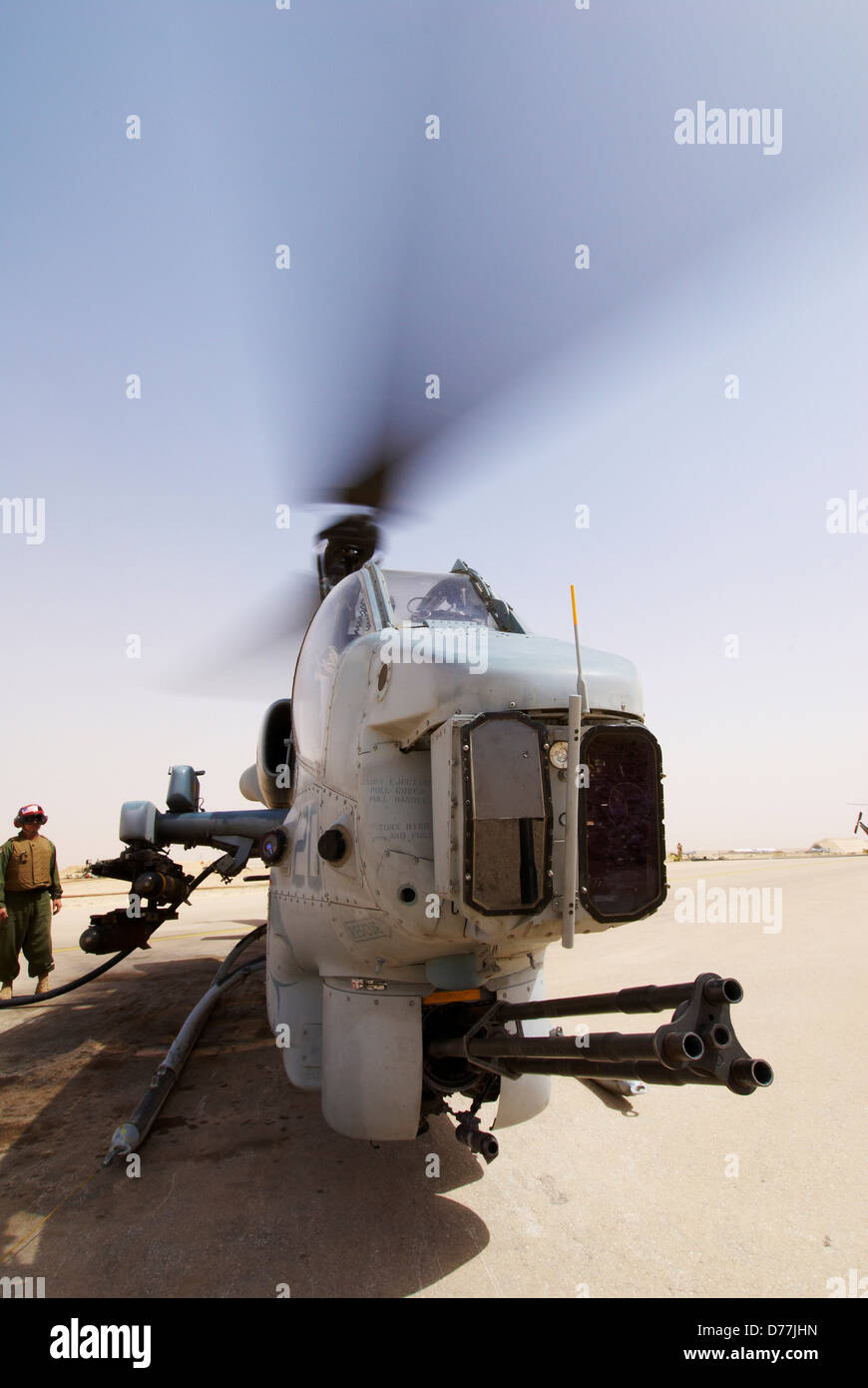 US Marine Corps AH-1W Pkw Kampfhubschrauber Al Asad Air Base Irak betankt werden Stockfoto