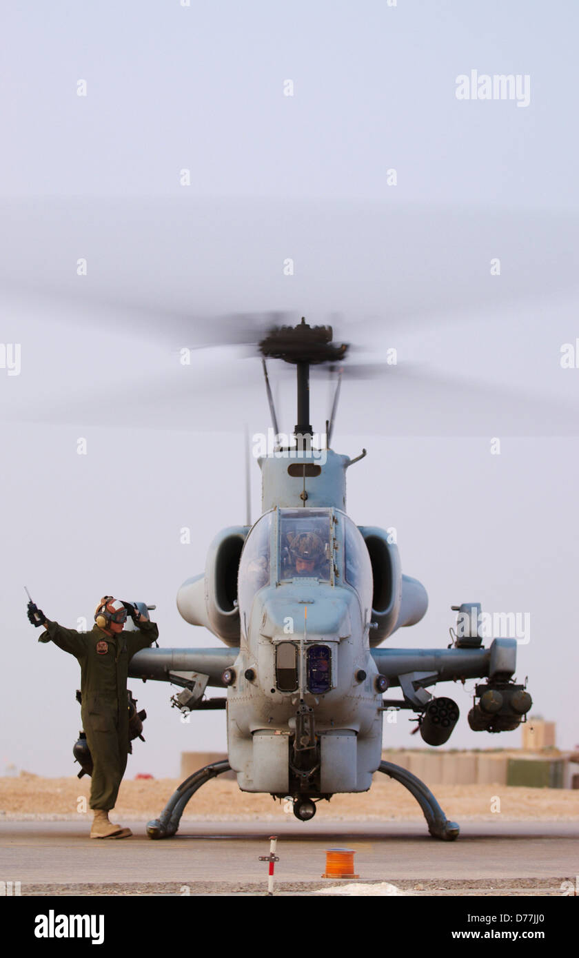 US Marinekorps Flieger bereitet Kampfhubschrauber AH-1W Pkw Marinekorps Al Asad Luftwaffenstützpunkt Al Anbar Provinz zu starten Stockfoto