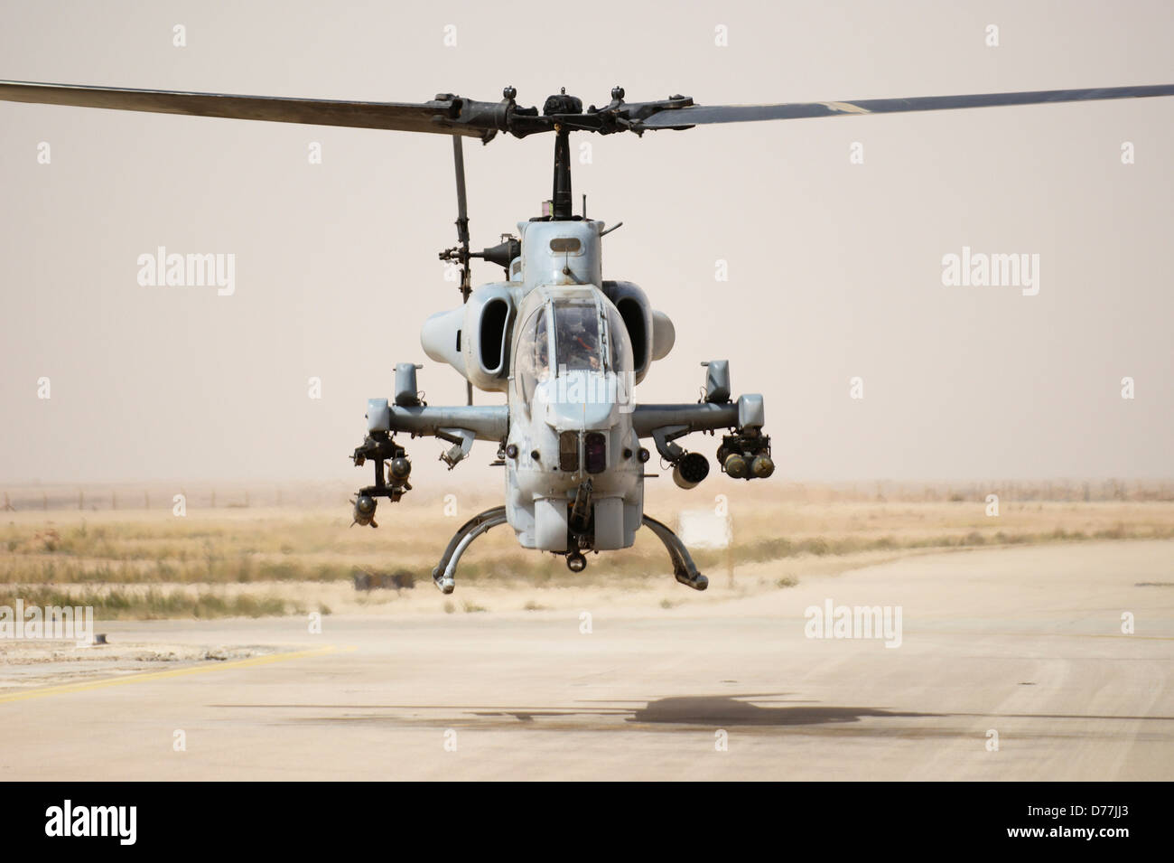 US Marine Corps AH-1W Pkw Kampfhubschrauber Al Asad Air Base Irak starten Stockfoto