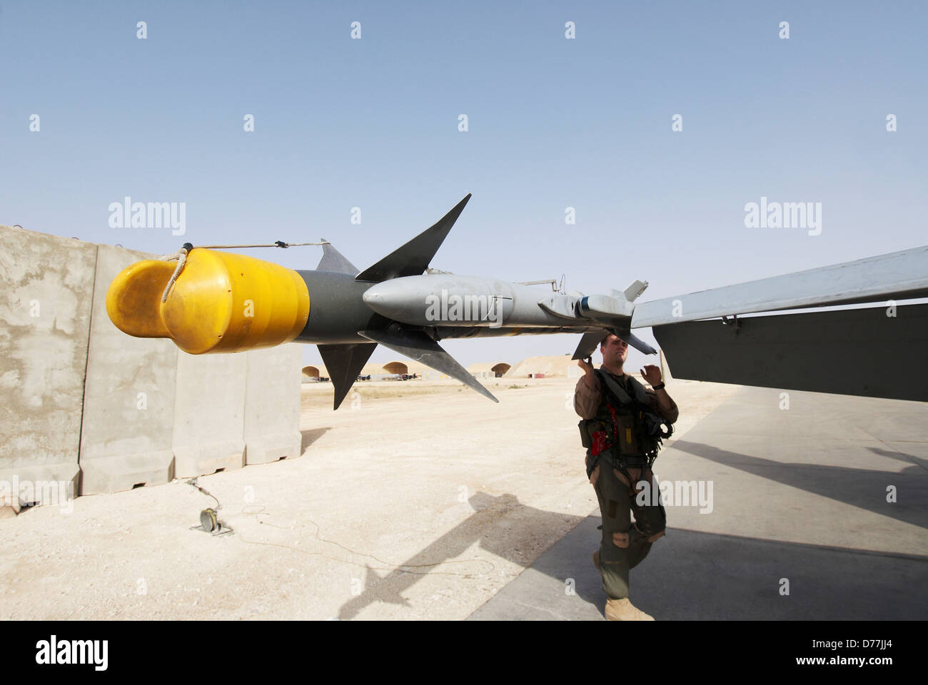 US Marine Pilot inspiziert Heckflossen Aim-9 Sidewinder-Raketen auf F/A - 18D Hornet Al Asad Air Base Irak montiert Stockfoto