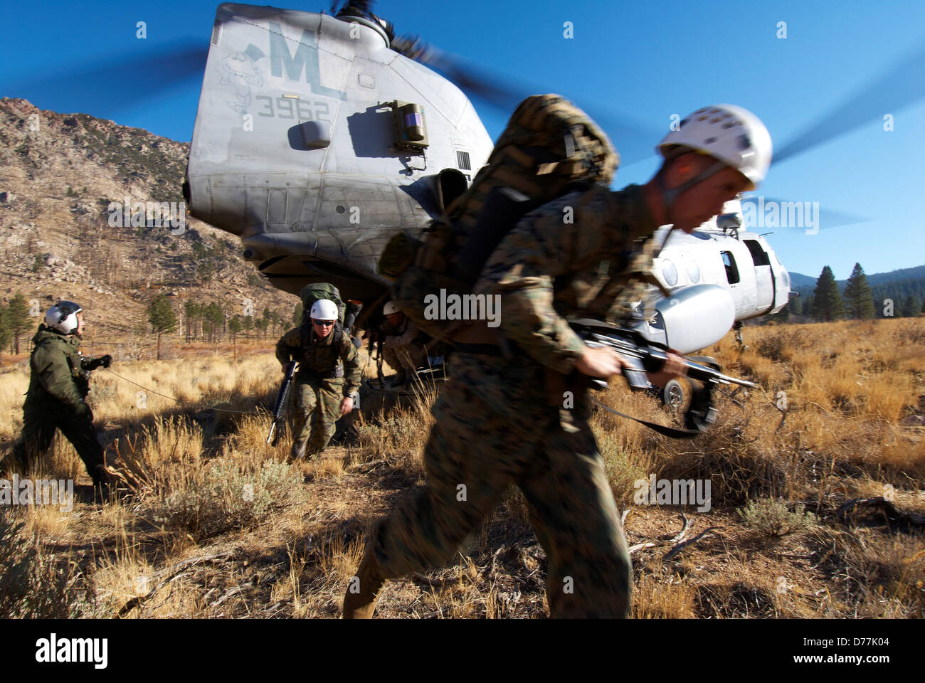 US Marinekorps CH-46 Sea Knight Ländereien Höhenlage entlädt US-Marines Mountain Warfare training Marine Corps Berg Kriegsführung Stockfoto