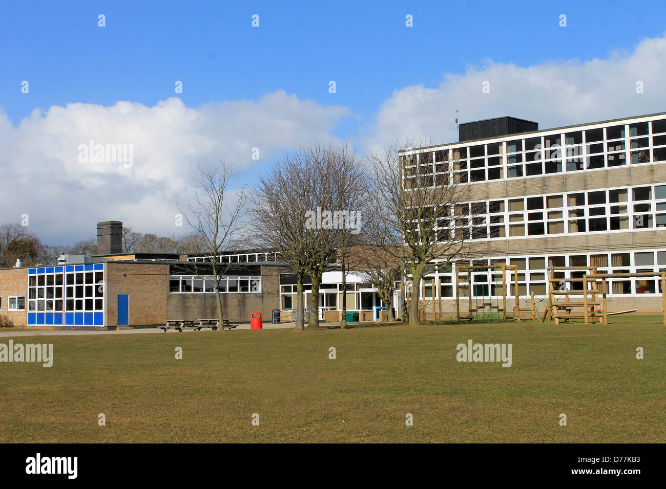 Exterieur des modernen Schulgebäude mit Spielfeld im Vordergrund. Stockfoto