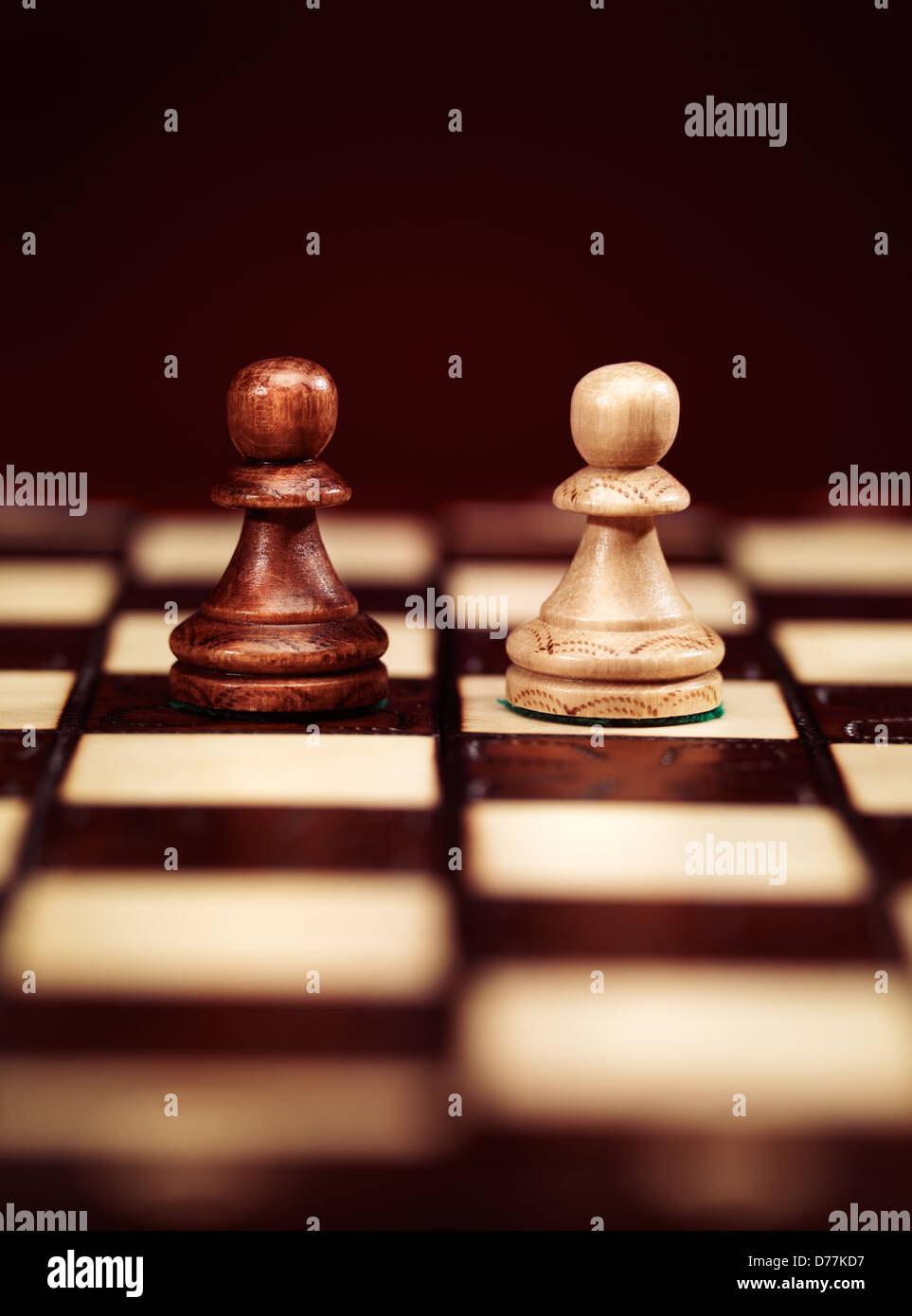 Zwei Bauern Figuren auf einem Schachbrett, Konzept Stockfoto
