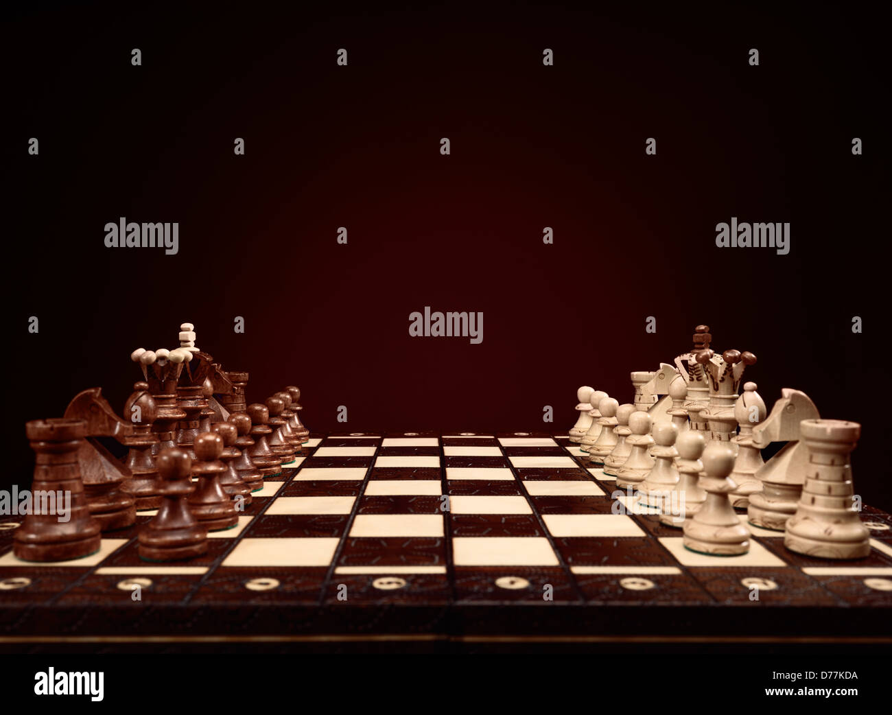 Schachbrett mit Schachfiguren, Brettspiel auf braunem Hintergrund Stockfoto