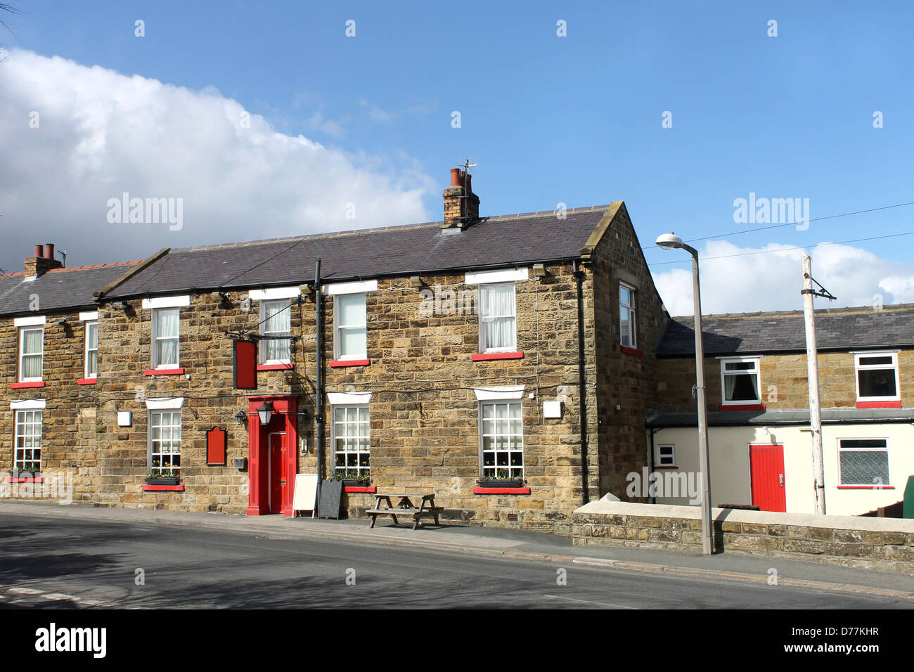 Malerische Aussicht auf traditionelles englisches Pub in Landschaft, Burniston, England. Stockfoto