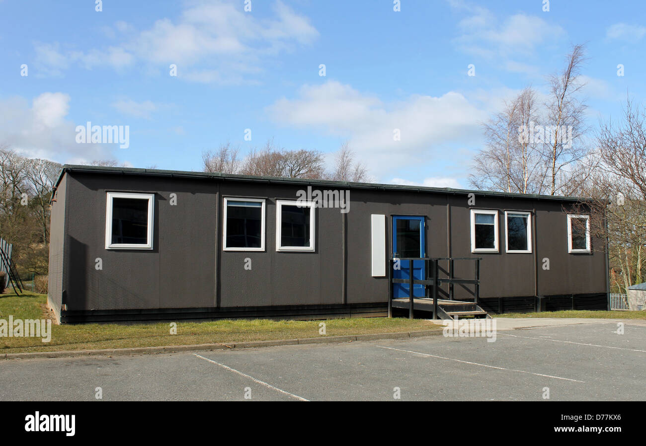 Exterieur des mobilen Klassenzimmer mit blauem Himmel und Wolkengebilde Hintergrund. Stockfoto