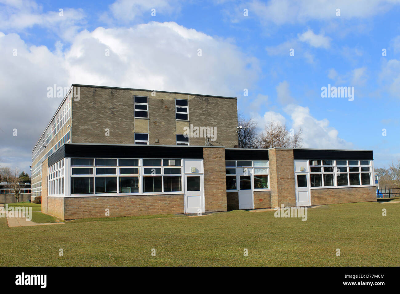 Exterieur des sekundären Gesamtschule mit blauem Himmel und Wolkengebilde Hintergrund. Stockfoto