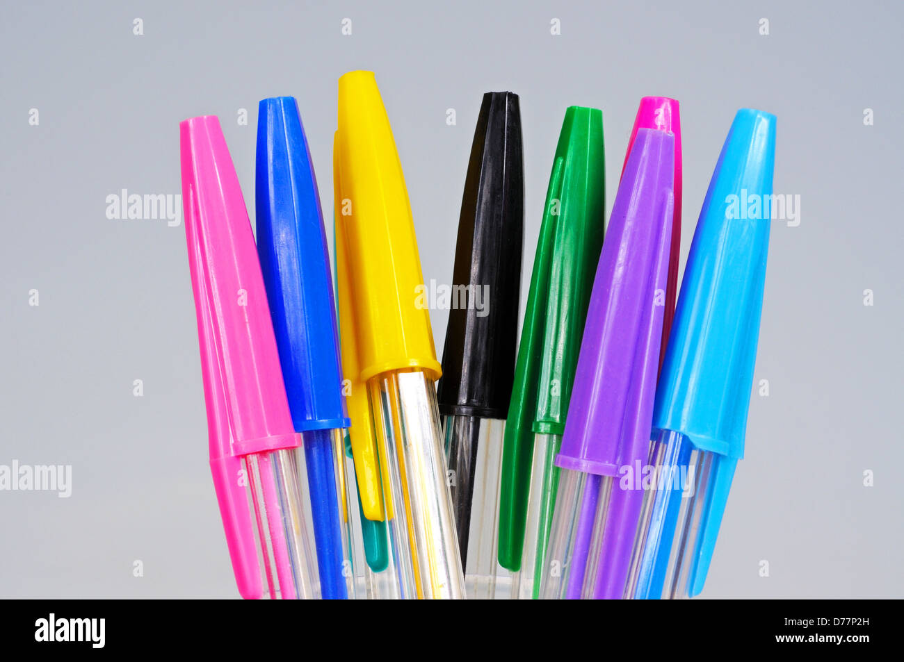 Farbige Kugelschreiber vor einem grauen Hintergrund. Stockfoto