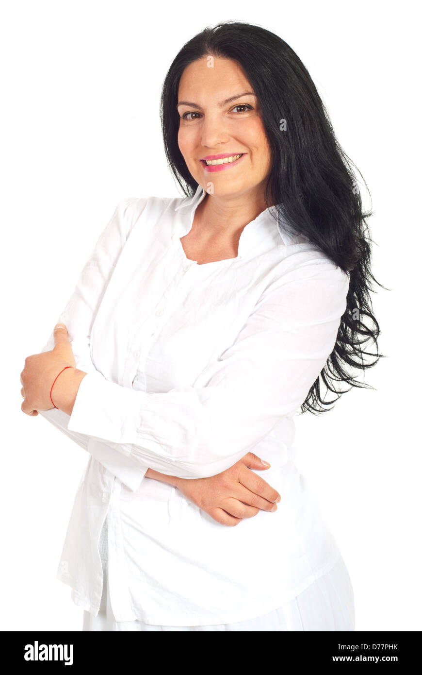Glückliche lässige Frau in weißen Kleidern stehend mit Armen gefaltet isolierten auf weißen Hintergrund Stockfoto