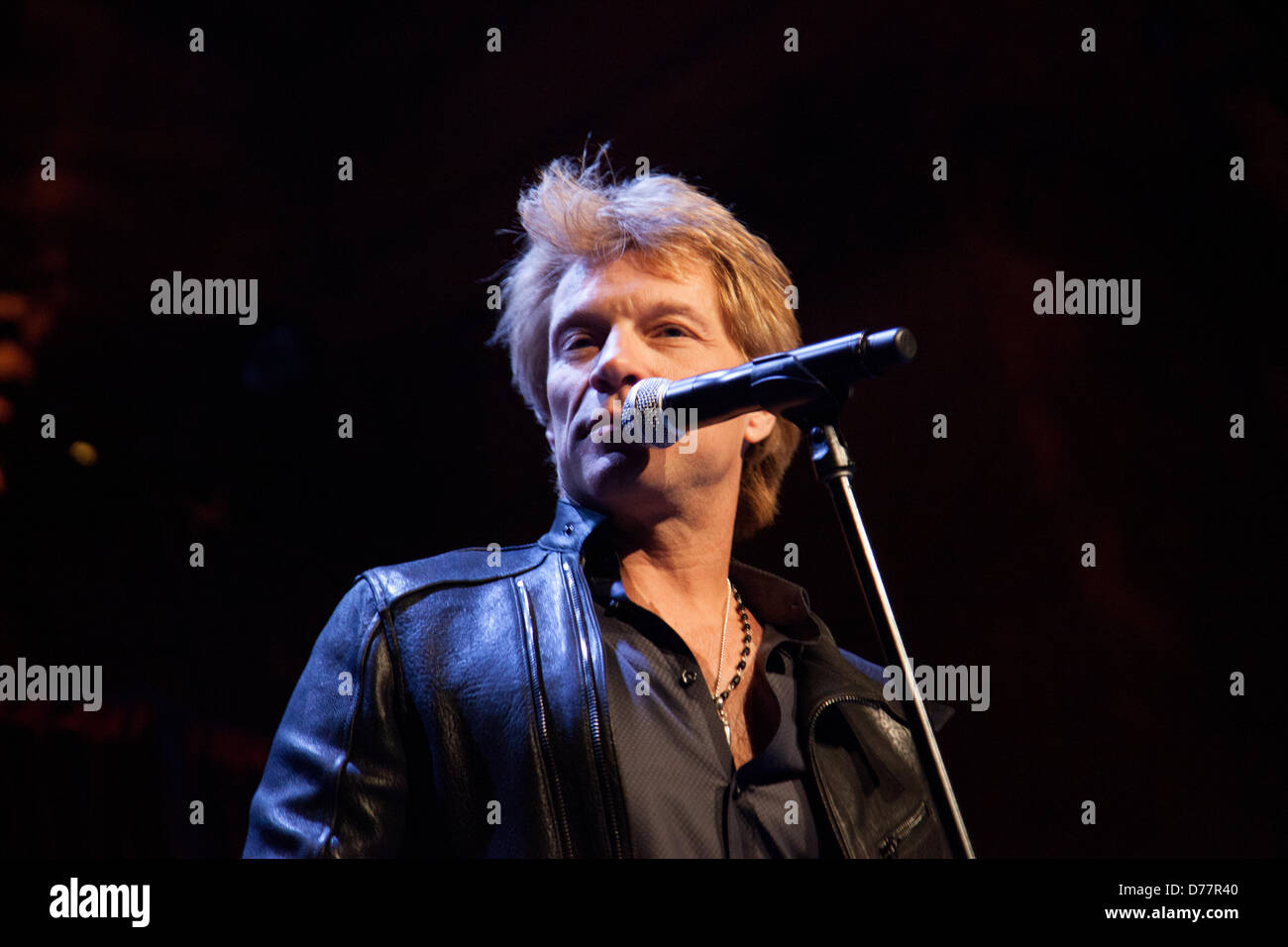 NEW YORK CITY, USA, 30. April 2013. Der Musiker Jon Bon Jovi führt bei einer Spendenaktion für die Food Bank von New York City im Cipriani Wall Street. Bildnachweis: Erik Fuller Fotografie/Alamy Live-Nachrichten Stockfoto