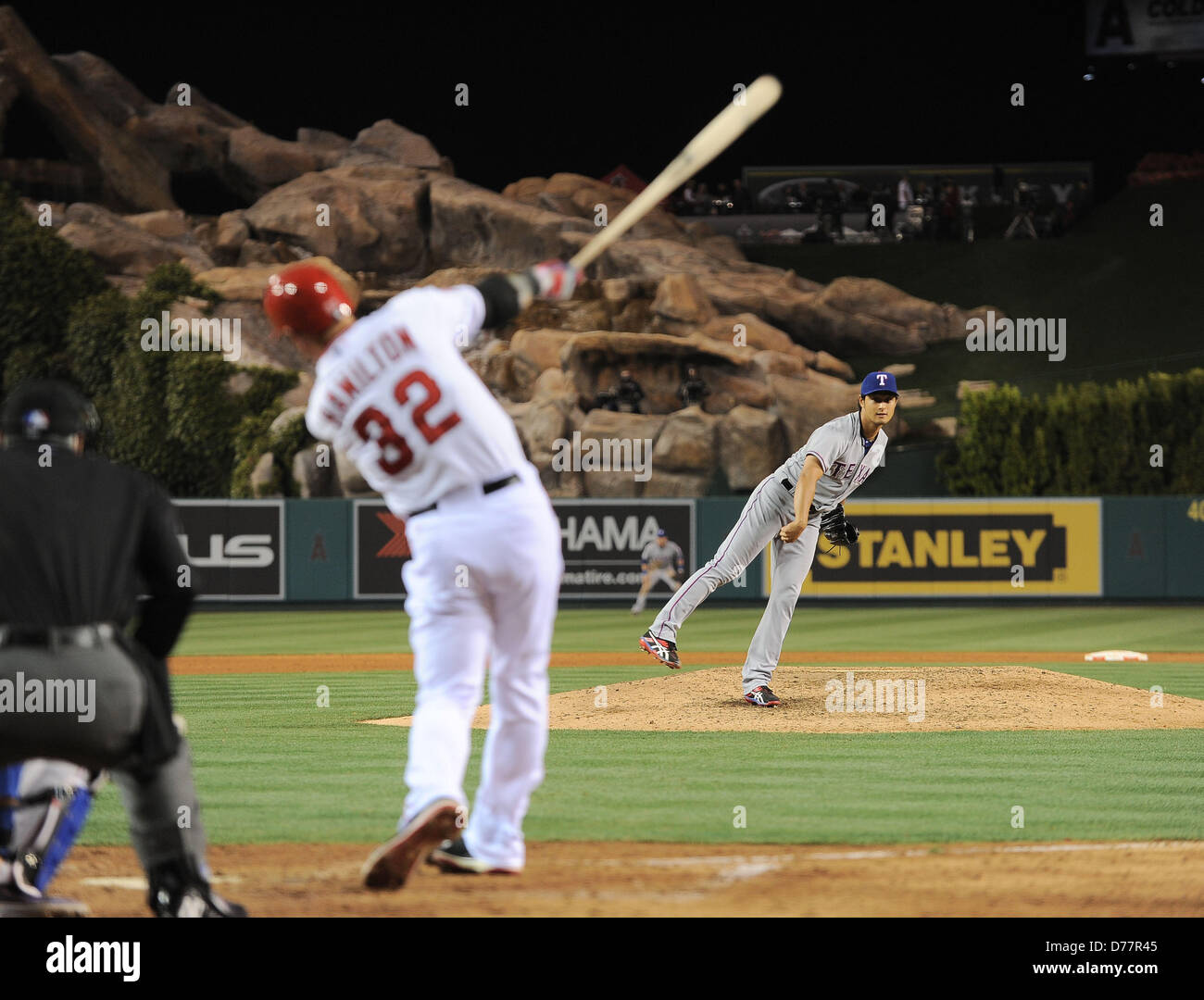Yu Darvish (Rangers), 24. April 2013 - MLB: Yu Darvish der Texas Rangers Stellplätze, Josh Hamilton von den Los Angeles Angels während das Baseballspiel im Angel Stadium in Anaheim, Kalifornien, USA. (Foto: AFLO) Stockfoto