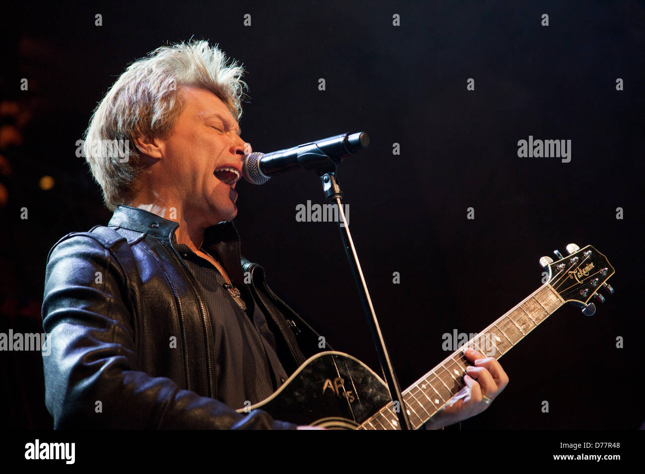 NEW YORK CITY, USA, 30. April 2013. Der Musiker Jon Bon Jovi führt bei einer Spendenaktion für die Food Bank von New York City im Cipriani Wall Street. Bildnachweis: Erik Fuller Fotografie/Alamy Live-Nachrichten Stockfoto