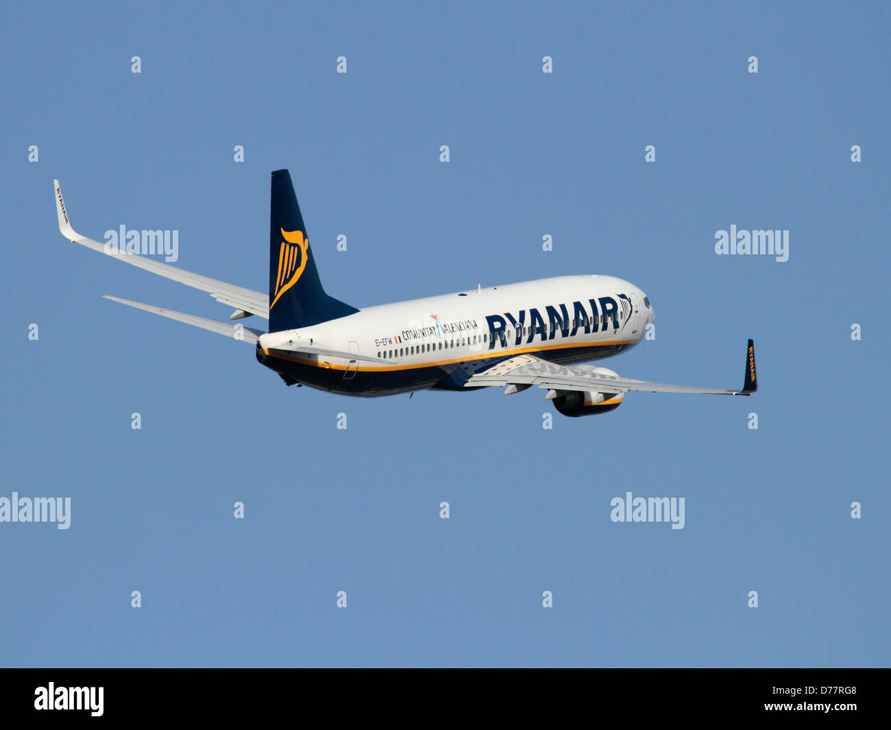 Ryanair-Flugzeug. Economy-Flugreisen. Boeing 737-800-Linienflugzeug der Billigfluggesellschaft Ryanair im Flug nach dem Abflug. Stockfoto