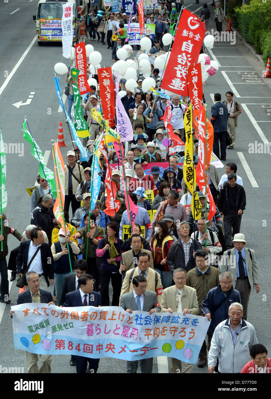 Tokio, Japan. 1. Mai 2013. Tragenden union Banner und handgemachte Schilder tragen solche Worte wie "Stop" und "Nein", nehmen Teilnehmer in einer Maikundgebung in den Straßen von Tokio in einer friedlichen Demonstration auf Mittwoch, 1. Mai 2013. Einige 32.000 Menschen nahmen an der Rallye ihre Bedenken für Steuererhöhung und Verfassungsrevision unter anderem.  (Foto von Natsuki Sakai/AFLO/Alamy Live-Nachrichten) Stockfoto