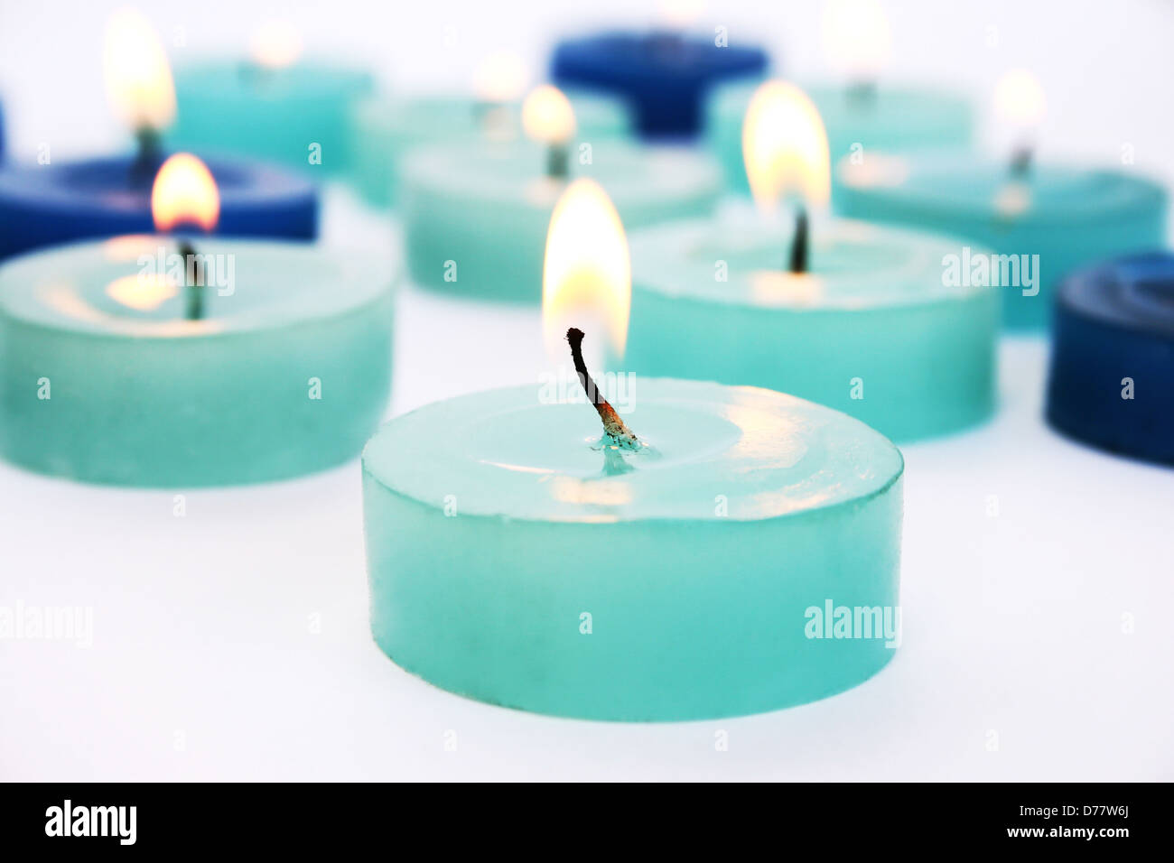 Blaue Kerzen auf grauem Hintergrund. Stockfoto
