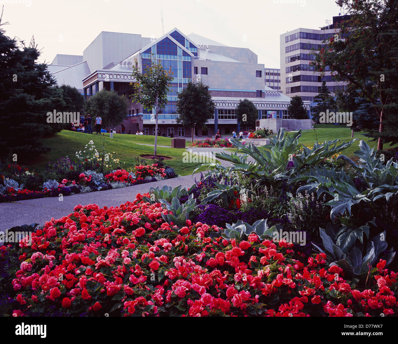 Gärten im Town Square Park Performing Arts Center über Downtown Anchorage in Alaska. Stockfoto
