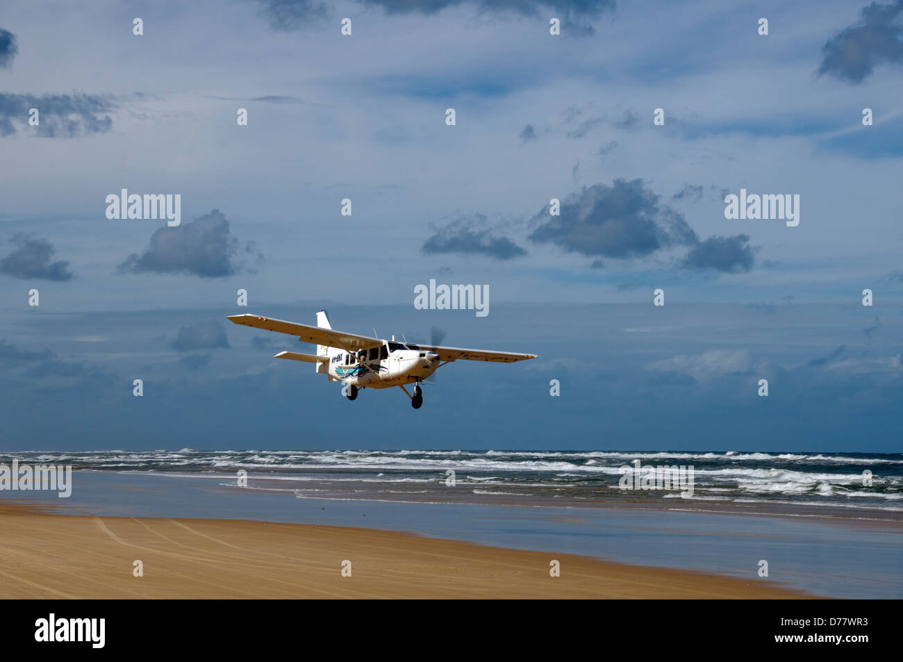 Aerial sightseeing Touren Flugzeug abheben aus siebzig fünf Meile Strand Fraser Insel Queensland Australien Stockfoto