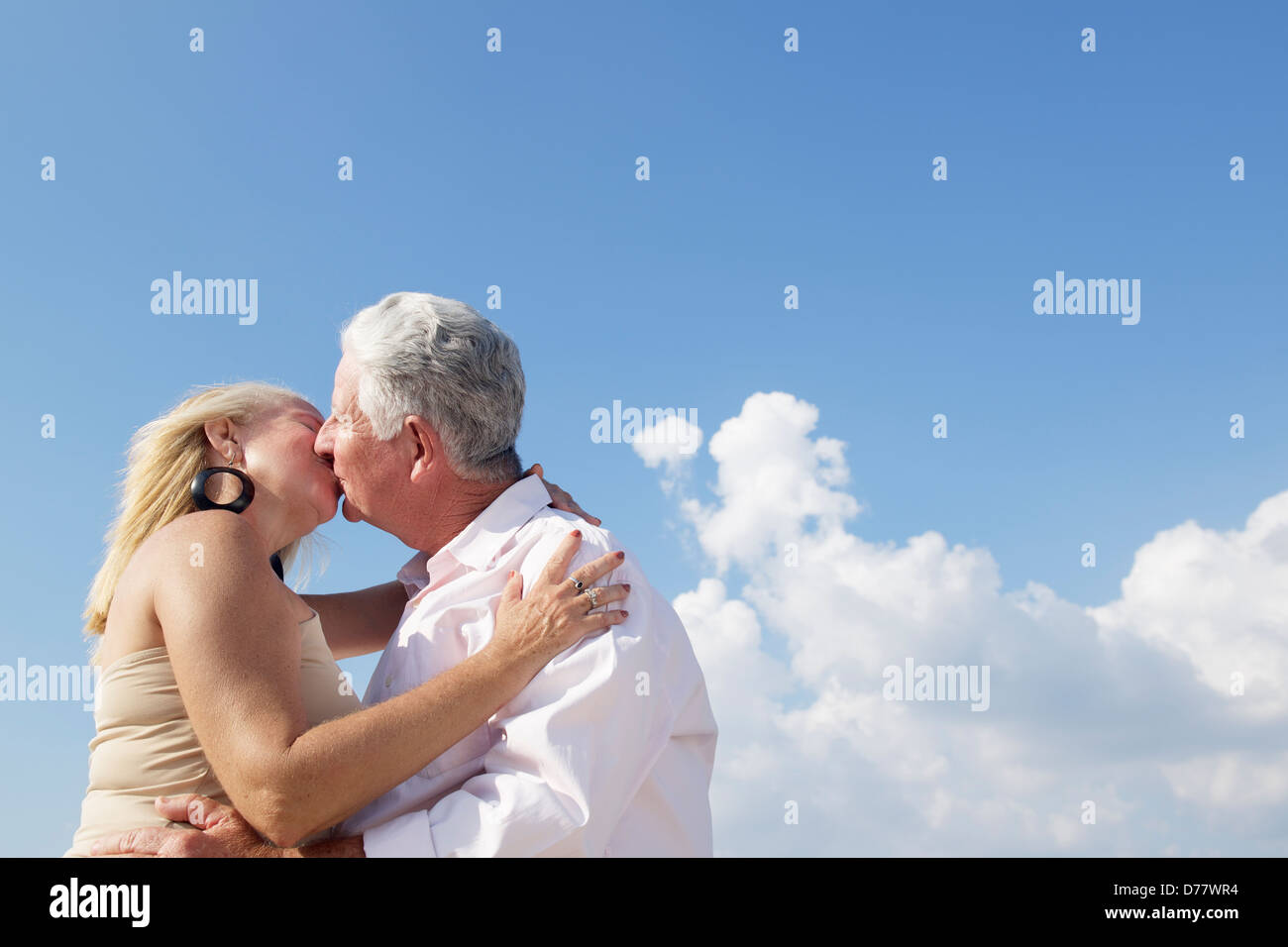 Älteres Paar in Liebe, Flitterwochen mit alten Mann und Frau küssen. Textfreiraum Stockfoto