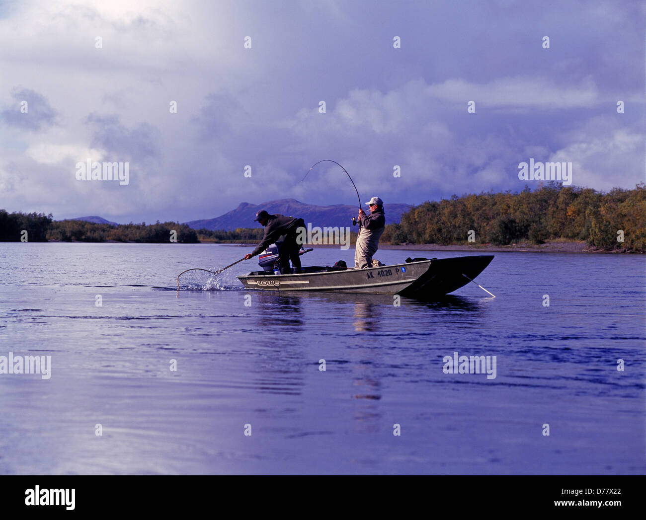 Ralph Zeller Spin Cast Angeln Silberlachs Crystal Creek Lodge Anleitung Josh Fitz Skiff Togiak Fluss Togiak National Wildlife Stockfoto