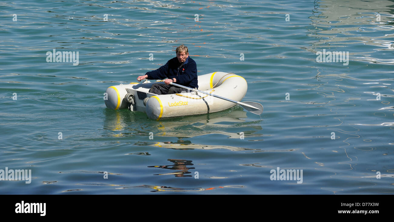 Ein Mann in einem Schlauchboot England uk Rudern Stockfoto