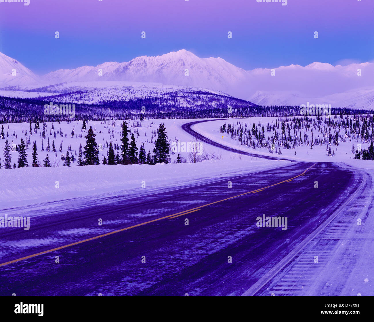 George Parks Highway schlängelt sich durch breite Pass im Winter Alaska Alaska Range. Stockfoto