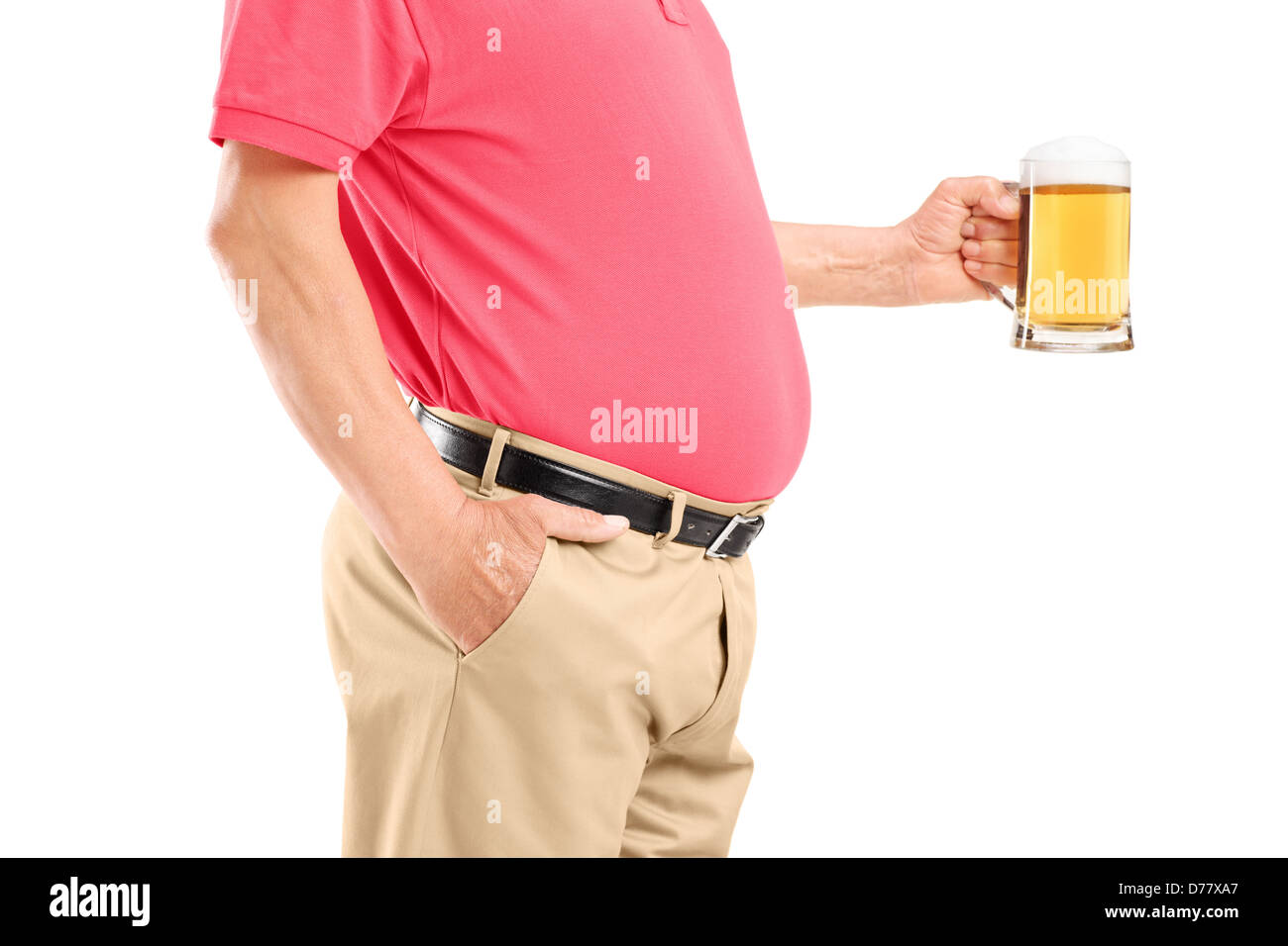 Ein Alter Mann mit Bauch mit einem Bierglas isoliert auf weißem Hintergrund Stockfoto