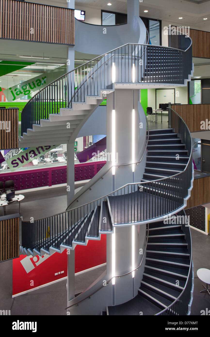 Sidney Stringer Akademie, Coventry, Coventry, Vereinigtes Königreich. Architekt: Sheppard Robson, 2012. Mehrstöckige Atrium mit Spirale Stockfoto