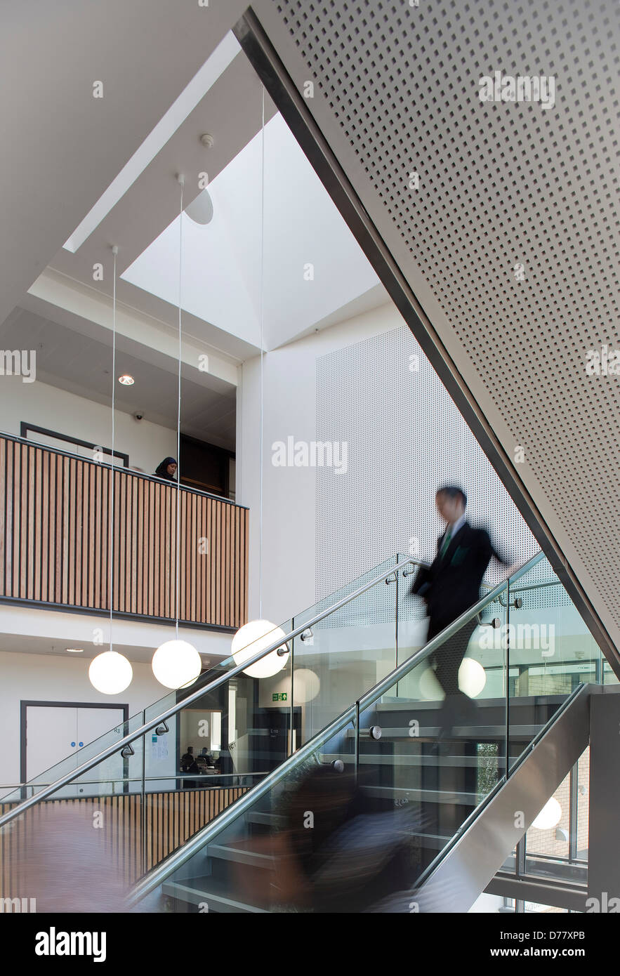 Sidney Stringer Akademie, Coventry, Coventry, Vereinigtes Königreich. Architekt: Sheppard Robson, 2012. Student auf Treppe. Stockfoto
