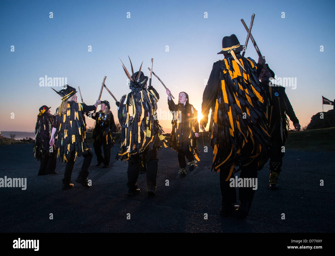 Die Wreckers Border Morris versammelten sich am Kit Hill zu begrüßen und zu tanzen, während die Sonne den großen Auftritt macht. Stockfoto