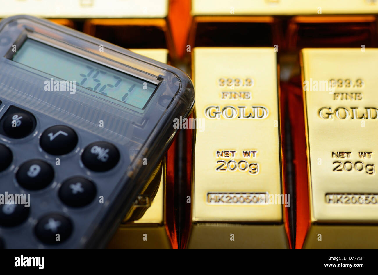 Goldbarren und Taschenrechner Stockfoto